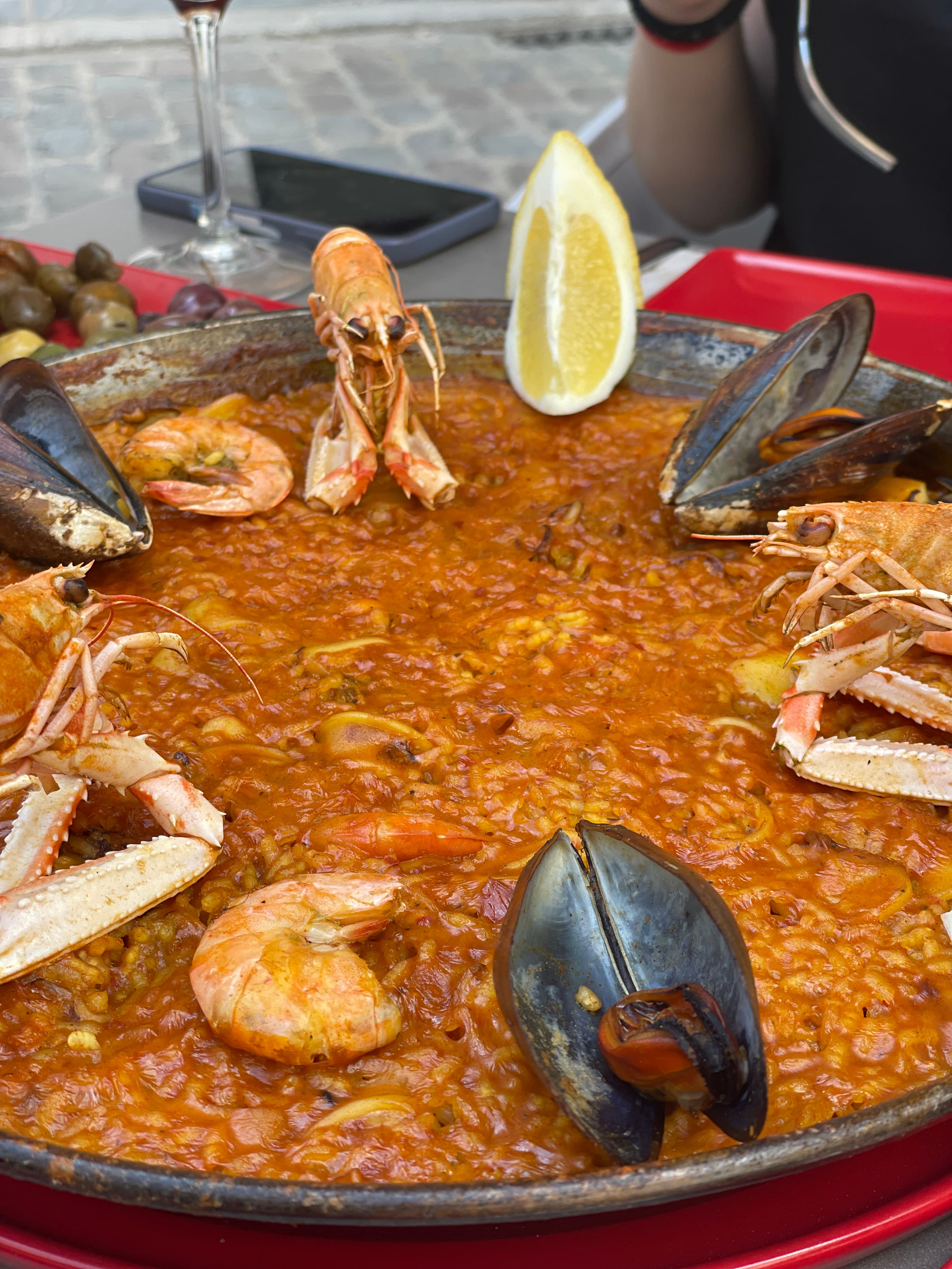 Paella servida en La Picatería